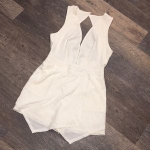 🌸NWT- White Tobi Romper🌸